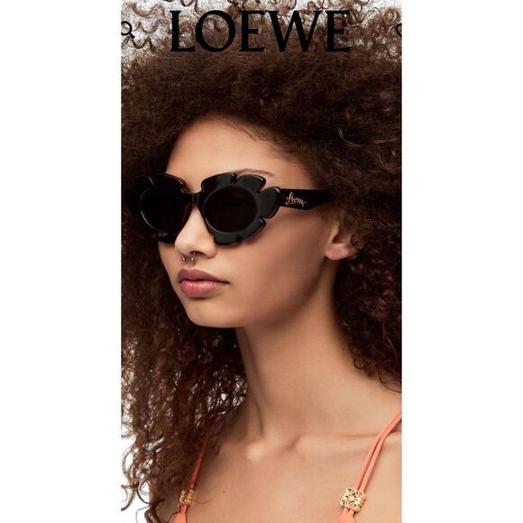 Loewe Paula Ibiza Flower
Shaped Sunglasses in Black / New in Box and Case - Picture 2 of 10